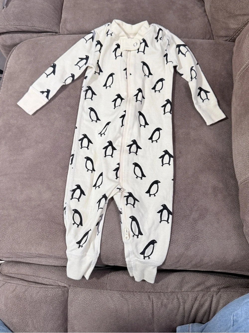 Hanna Andersson Cream One-Piece with Penguin Print size 6-12 month